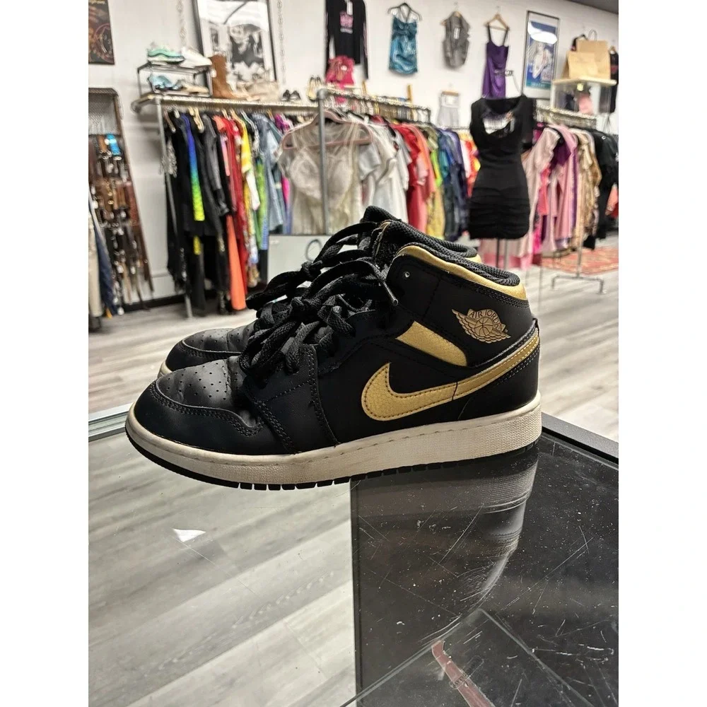 2024 Air Jordan 1 Mid GS 'Black Metallic Gold DQ8423-071 US Size 5Y Women's 6.5